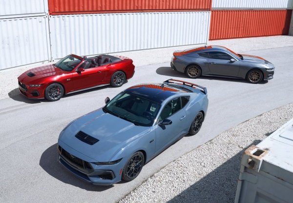 Докато много от колите в този списък са пъргави европейски спортни коли, понякога всичко, от което се нуждаеш, е добър старомоден американски боен автомобил. Ford Mustang е неизменна част от света на muscle-cars от десетилетия, но последната версия е много по-усъвършенствана машина от своите предшественици.

Естествено, все още има пълноценен V8 двигател под капака, който произвежда до 460 к.с. и 540 Нм въртящ момент &ndash; в зависимост от избраната спецификация, и това задвижва задните колела, за да създаде кола, която може да се представи забележително на драг-пистата.
