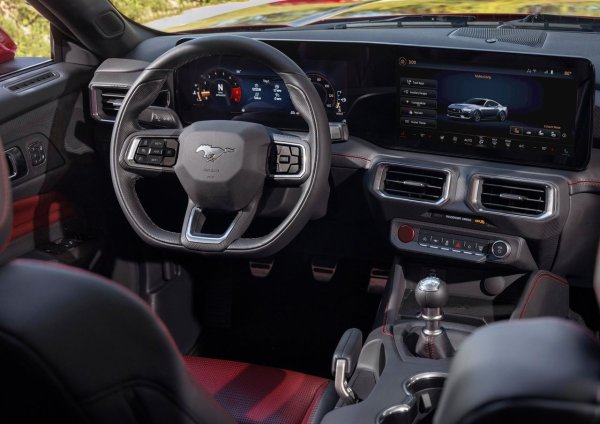 Става по-добре обаче, защото допълнения като диференциал с ограничено приплъзване и регулируеми амортисьори Magneride правят този конкретен Mustang еднакво способен, когато бъде насочен към завоите.