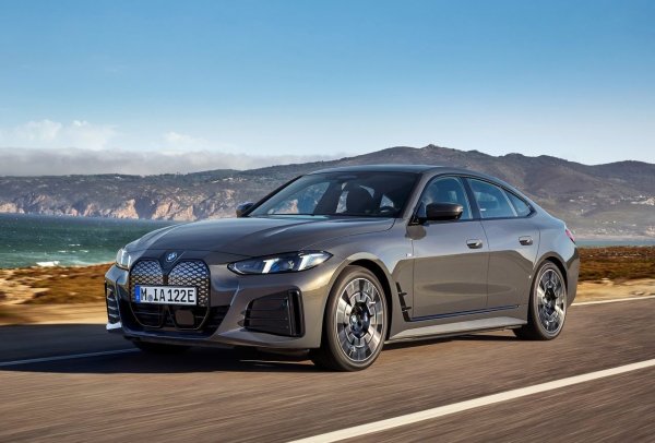 BMW не е непозната на пазара на електрически автомобили. Всъщност i3 беше един от първите масови електрически модели, пуснати в продажба във Великобритания. I4 беше още едно важните постижения за марката, тъй като това е първият напълно електрически автомобил, тясно свързан с 3- и 4-Series.

Това означава, че i4 трябваше да направи сериозно впечатление още от първия ден, не само за да оправдае репутацията на своите братя, но и за да се конкурира с големи конкуренти като Polestar 2 и Tesla Model 3.
