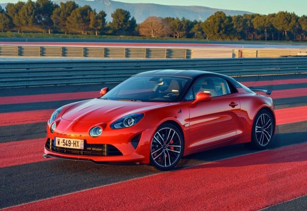 Ако търсите лек, забавен за шофиране спортен автомобил, не търсете повече от Alpine A110. Проектиран като почит към оригиналния автомобил от шестдесетте със същото име, той следва подобно проста формула: две седалки, задно предаване, ниско тегло и сравнително малък, но енергичен двигател, в случая турбо 1.8-литров агрегат.

Не е нужно да си гений, за да разбереш, че тази комбинация носи много забавление. Всички A110 тежат под 1200 кг, докато окачването с двойни носачи, силните спирачки и двигателят в средата на Алпайн правят изключително ангажиращ и балансиран автомобил за каране &ndash; достатъчно, за да притесняват утвърдени конкуренти като Porsche 718 Cayman.
