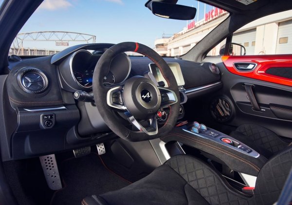 Като двуместен спортен автомобил, Alpine A110 далеч не е най-практичната машина, която ще срещнете. Въпреки това, има достатъчно място за леко опаковани за уикенда чанти в 90-литровия багажник отзад, докато вторият отпред е малко по-голям &ndash; 100 литра.