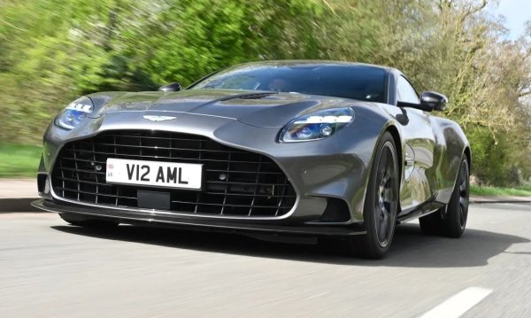 В последно време Aston Martin е създал някои от най-добрите автомобили с задно предаване, които парите могат да купят, а най-новата версия на Vanquish продължава това наследство благодарение на триковото си окачване с двойни носачи, адаптивните амортисьори Bilstein DTX и бързата кормилна рейка.

За разлика от двигателите на Aston от миналото, 5.2-литровият V12 двигател, вграден във Vanquish, има два турбокомпресора, които произвеждат 823 к.с. и колосални 1000 Нм въртящ момент. С време от 0 до 100 км/ч за 3.3 секунди и максимална скорост от 340 км/ч, Vanquish е невероятна кола за каране.
