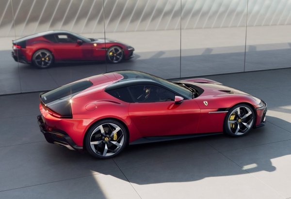 За разлика от футуристичния дизайн на много модерни Ferrari, дизайнерите в Маранело решиха да черпят вдъхновение от миналото за вдъхновения от Daytona Ferrari 12Cilindri.

С мощен 6.5-литров V12 двигател под капака, хладен лимит на оборотите от 9500 об/мин и всички 819 к.с., насочени към задните колела, ускорението от 0 до 100 км/ч се постига само за 2.9 секунди, а колата достига максимална скорост до 340 км/ч. Просто казано, шофирането е сурово и агресивно.
