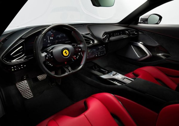 Както бихте очаквали от Ferrari, качеството на интериора е фантастично и това е наистина красива кола, в която да седнеш, като цялото внимание е върху шофьора. 10.25-инчов TFT е монтиран отпред и в центъра, а 15.6-инчов екран за всички други функции е разположен в центъра на таблото.

Някои функции и контроли може да не са там, където първоначално сте очаквали, но с времето свиквате с това.
