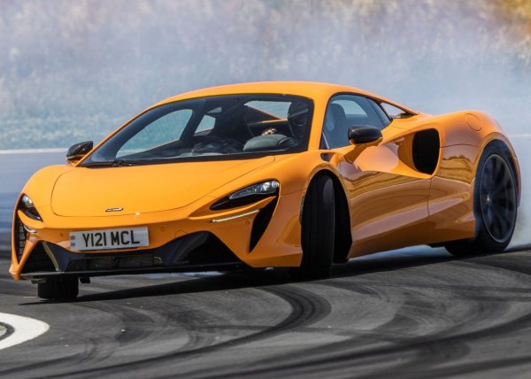 McLaren Artura е един от най-изтънчените суперавтомобили, които парите могат да купят. Кормилното управление е прекрасно уравновесено, осигурява много обратна връзка, а возенето е достатъчно гъвкаво, за да засени някои луксозни коли.

Що се отнася до представянето, Artura не е слаб. Неговият 3.0-литров V6 с двойно турбо, комбиниран с хибридна система, произвежда 671 к.с. и 720 Нм въртящ момент, предаван към задните колела чрез осемстепенна скоростна кутия с два съединителя. Това означава впечатляващо време от 0 до 100 км/ч само за 3.0 секунди.
