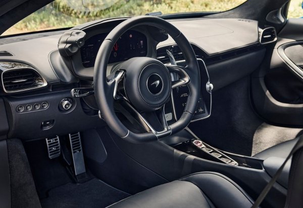 Обикновено това ниво на производителност би ви накарало да стискате портфейла си от страх от сметките за гориво, но благодарение на батерията си с 7.4kWh, според McLaren, този автомобил може да измине над 30 км само с електрическа мощност. 