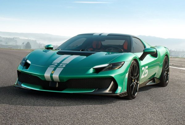 Ако някога сте имали нужда от доказателство, че plug-in хибридите не трябва да са разумни и скучни, тогава не търсете по-далеч от Ferrari 296. Има няколко различни версии, включително GTB купе твърд покрив, GTS roadster и хардкор 296 Speciale. 

Каквато и кола да ви хареса, ускорението до 100 км/ч приключва за по-малко от 3 секунди, като мощността идва от 3.0-литров V6 двигател с двойно турбо, батерия от 7.45kWh и електрически мотор. Комбинирано, задвижващата система произвежда внушителните 819 к.с. и 740 Нм въртящ момент в GTB/GTS или 869 к.с. и 755 Нм в Speciale.