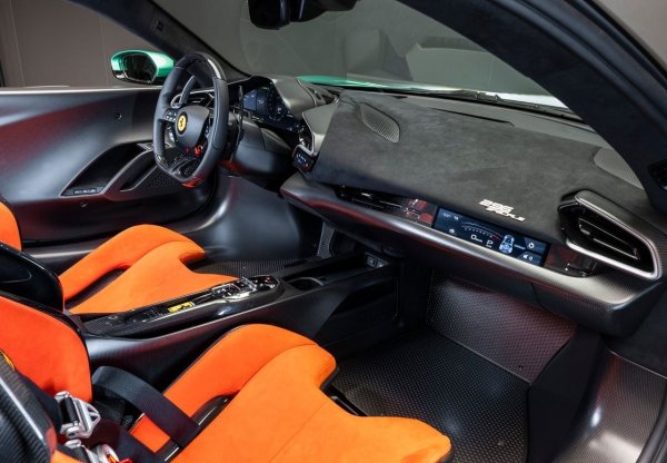 Когато пътищата станат криволичещи, Ferrari 296 е един от най-добрите управляващи се автомобили благодарение на шаси и кормилно управление, които са изключително прецизни, маневрени и прецизни. Може да си помислите, че ще трябва да направите компромис с рязко каране, но това не е така, тъй като автомобилът е комфортен, дори в най-твърдата си позиция.

Качеството на купето е впечатляващо и това е доста практичен автомобил за своя клас. Единственото ни истинско оплакване е броят на сензорните панели, които заменят физическите бутони, а инфотейнмънт системата може да се усеща тромаво при изпълнение на прости задачи.
