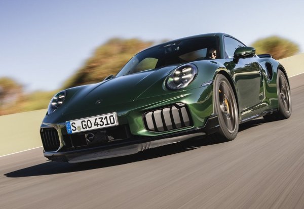 Porsche 911 може да е в горната част на ценовата скала на спортните автомобили, но до голяма степен си заслужава, благодарение на комбинация от практичност, изтънченост и представяне, съперничещо на суперколите.

Настоящото поколение 911 от 992 беше пуснато през 2019, но благодарение на многобройните ъпдейти през годините, то все още остава един от най-добрите автомобили за пилоти на пазара в момента и се предлага в различни варианти &ndash; от стандартни до хардкор и ориентирани към пистите GT3, GT2 RS и GT3 RS.
