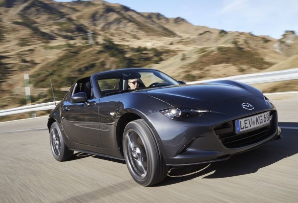 Ако търсите евтин, малък и забавен спортен автомобил с задно предаване, Mazda MX-5 трябва да е на върха на списъка ви. Има два двигателя за избор, като най-мощният е 2.0-литров, атмосферен бензинов агрегат, който развива 181 к.с. и се развърта до 7500 об/мин. 

Накратко, той разполага с повече от достатъчно мощност за MX-5 и без принудително индукционно задвижване развива впечатляващи обороти. В комбинация с шестстепенна ръчна скоростна кутия с отлична скоростна кутия и приятно утежнено управление, това е труден автомобил за намиране на вина.