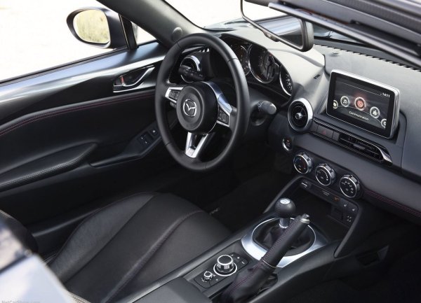 Поради малките пропорции на MX-5 и фокуса върху лекия дизайн, возенето може да се усеща доста здраво при дълги пътувания, а багажникът не е най-практичният. Въпреки редица обновления откакто четвъртото поколение MX-5 излезе на пътя през 2015, интериорът изглежда доста остарял, но тези проблеми бързо се забравят, щом си на добър път и се възползваш максимално от прекрасното шаси, което Mazda е разработила през последните 30 години.