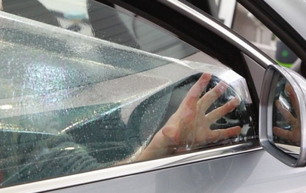 Един от най-кардиналните начини за справяне с конденза по прозорците е използването на специален филм, който покрива цялото стъкло. Това е точно същият филм, който се използва за защита на мотоциклетните каски от влага и конденз. Прилага се по същия начин като тонирането. Най-добре е обаче тази манипулация да бъде извършена от специалисти.