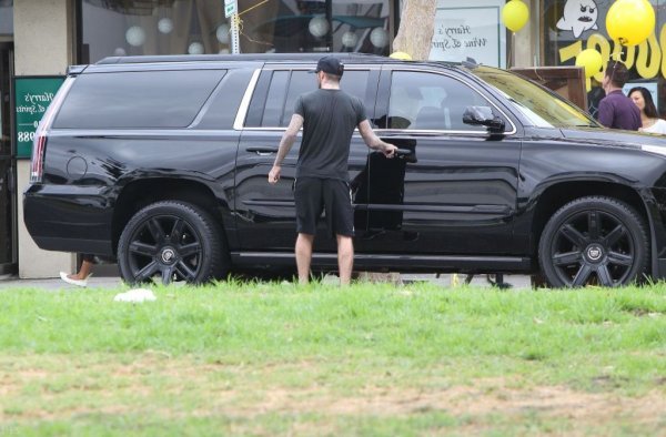 Това бе колата, избрана от Бекъм след трансфера му в "Лос Анджелис Галакси". Дотогава дългата база на тази гигантска машина бе предимно превозно средство за рапъри - от 50 Cеnt до Eminem, и за спортисти като боксьора Флойд Мейуедър. Бекъм насочи към нея погледите и на европейците. Неговата машина бе с 6.2-литров V8, и с шокиращи 26-цолови джанти. Бекъм я удари в едно рязко спряло Mitsubishi на магистралата през 2011.
