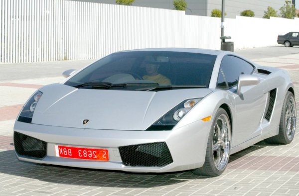 Първото "Ламбо", изцяло разработено под шапката на Audi, разполага с 5-литров V10, ускорява от нула до сто за 4 секунди и без затруднения развива 308 км/ч. Звездите от Top Gear Джеръми Кларксън и Ричард Хамънд си купиха по едно за лично ползване. Но Бекъм явно не се спогоди с таи кола, защото рядко я караше и когато я продаде, бе навъртял само 5900 км. 
