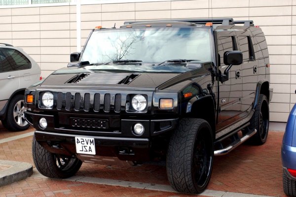 Имаше един кратък период, в който да имаш "Хамър" минаваше за готино - най-вече благодарение на Арнолд Шварценегер, който имаше шест. Само че Арни предпочиташе оригиналния H1, а Бекъм си взе H2 - още една кола за рапъри и спортисти. Дейвид поръча да извезат инициалите на Виктория в седалките и според мълвата дори поръчал детска електричека версия на Hummer-а за малкия Бруклин. 
