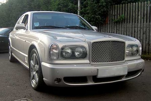 Когато Бекъм бе удостоен с Ордена на британската империя, той се яви да го получи в Бъкингамския дворец със своето Bentley Arnage T, със специални поръчкови бебешки седалки за по 12 000 лири парчето. След това за известно време имаше и Bentley Mulsanne.
