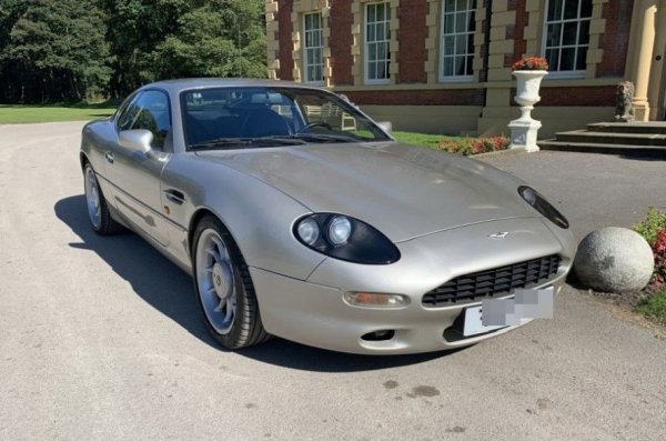 Дейвид Бекъм има същите инициали като Дейвид Браун, някогашния собственик на Aston Martin и кръстник на моделите от DB-серията. Не е чудно, че и самият Бекс имаше DB7 - с неговите букви и с номера на фланелката му от "Манчестър Юнайтед". 

