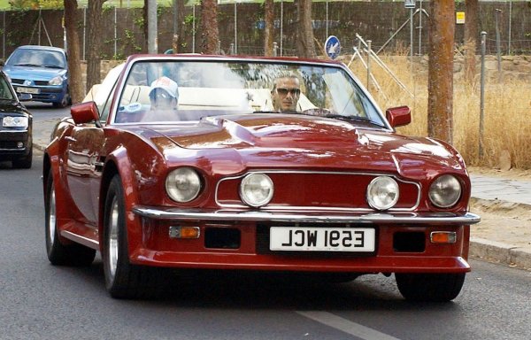Далеч по-голяма ценност обаче е другият "Астън" на Бекъм - V8 Vantage Volante от 1987, една от едва 194 произведени такива коли. Задвижван от V8 с 432 конски сили, този автомобил правеше 100 км/ч от място само за 5.3 секунди - доста бързо за 80-те години. Естествено, Бекъм не можа да се въздържи и я снабди с регистрационния номер DB 1001.
