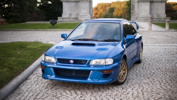 На четвърто място се оказва друг знаменит модел от миналото - Subaru Impreza 22B STi от 1998 г. Японската компания произвежда едва 424 бройки от тази версия, което я прави още по-популярна и по-търсена. Ускорението от 0 до 100 км/ч отнема 4,7 секунди. А заради малкия тираж, в наши дни на пазара се предлагат бройки от модела, чиято цена достига 100 000 долара. 
