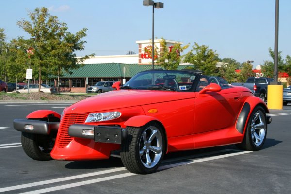 Когато Chrysler представят Plymouth Prowler, неговият стил определено е вдъхновен от хот-род машините и къстъм автомобилите от следвоенния период. Трудно е да се определи от кой точно модел по онова време е вдъхновена машината, но все пак дизайнът е дело не на кой да е, а на иконата Чип Фууз, който е сред най-добрите по отношение на модифицирането на автомобили в САЩ.

Интересната машина се предлага с 3,5-литров V6 с версии на мощността от 220 до 260 конски сили, които го правят доста способен, предвид ниското тегло.