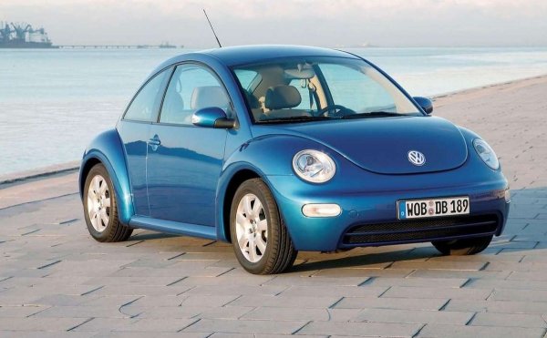 Опитът на Volkswagen да монетаризира успеха на Beetle с представения през 1998 нов модел не е толкова успешен, каквито са били очакванията. Стилът на модел изглежда прекалено раздут в сравнение на това, което предлагат другите модели на марката, макар машината да има предимство, че излиза доста преди възроденото Mini и Fiat 500.

Новият Beetle е базиран на Golf 4, който в повечето случаи не е динамично чудовище. Нещата не вървят много силно, но леко увеличение на интереса се случва при появата на открита версия на машината.