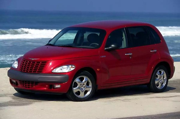 Chrysler вече е напред с ретро-дизайна, когато пуска Pt Cruiser. Моделът е можел да бъде по-силен от конкуренцията, но компанията просто не се раздава докрай. Да, машината има голяма обла решетка и закръглени дизайн, който го отличава доста от останалите хечбеци по онова време. Но ретро повеят се губи в салона, който е доста по-конвенционален.

В допълнение, машината се предлага със скучни 4-цилиндрови двигатели и няма вдъхновяваща динамика. Дори и кабриоверсията не допринася за по-голям интерес и в крайна сметка Chrysler слага чертата на модела след 10 мъчителни години на пазара.