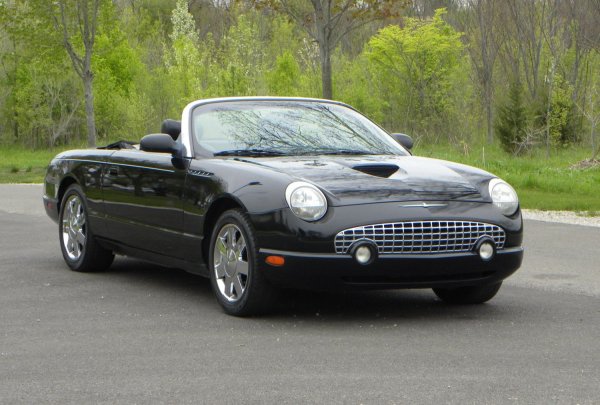 През 1997 изглежда, че с името Thunderbird е приключено и то ще потъне в забрава. Но ford изненадващо го съживява 5 години по-късно, за роудстър и купе с 2 места, с ретро дизайн, вдъхновен от 50-те години на миналия век.

Под уникалните линии на модела, лежи платформата използвана за Jaguar S-type и Lincoln LS. Това означавало че, „T-bird” се предлагал с прекрасен 4-литров V8, чиято динамика кореспондирала успешно със стила. За съжаление, когато цикълът на модела приключва, Ford не предлага наследник и за момента изглежда, че името наистина е отишло в историята…