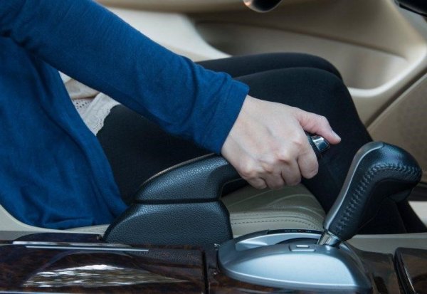 Заключването на колелата в движение с помощта на ръчната спирачка осигурява грандиозен ефект за возещите се, но тази техника не трябва да бъде използвана при автомобили с задвижване на всички колела. Такива маневри намаляват живота на разпределителната кутия и скоростната кутия. Деформацията на тези агрегатни възниква поради неравномерни промени в скоростта на колелата на всяка ос.