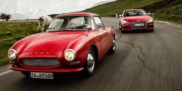 DKW Monza е един от най-ранните примери за спестяване на тегло с цел повишаване на скоростта. Той поставя само за един ден през 1955 година цели 5 рекорда за скоростта, като за това помага каросерията от полиестер и стъкло. По това време останалите производители ползват тежки материали и не залагат до такава степен на аеродинамиката.