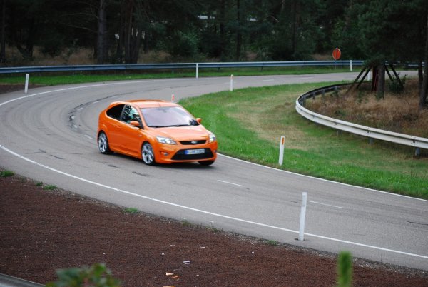 2008 Ford Focus ST. Оборудван е с пет цилиндров агрегат с обем 2.5 литра и мощност 225 к.с. Ускорението от 0 до 100 км/час е за 6.8 сек.