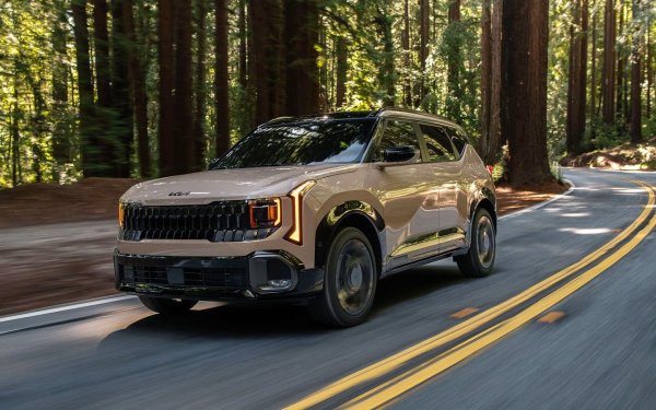 Второто поколение Kia Seltos за първи път получи хибридна версия за САЩ, като това е една от основните актуализации на модела. Новият агрегат е базиран на 1.6-литров турбо двигател. Автомобилът може да бъде оборудван както с предно, така и с предаване на всички колела, като е пораснал на размери. Междуосието е увеличено до 2690 мм, купето е по-широко, а клирънсът при най-високите версии достига 206 мм.