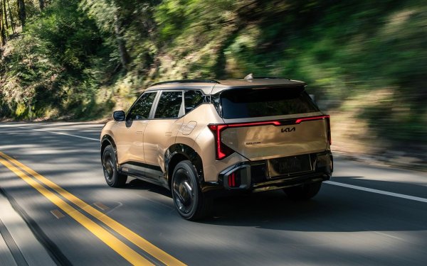 В същото време класическите версии остават в гамата &ndash; атмосферна 2.0 и турбо 1.6. Освен това те ще навлязат на пазара преди хибрида. Инженерите също така са помислили за тези, които обичат да пътуват извън пътя. Бензиновата версия на Seltos получи софтуерна актуализация, която ви позволява да използвате съединителя с задвижване на всички колела по-рационално, като променяте настройките на газта, стратегиите за превключване и др., предоставяйки режими на шофиране на сняг, пясък и кал.