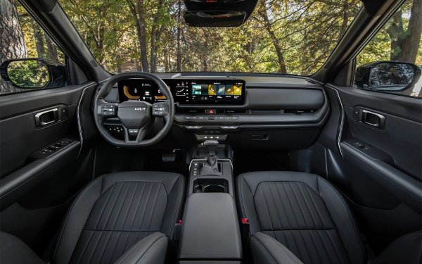 В салона на кросоувъра има нова мултимедия с вградени стрийминг услуги. Опциите включват панорамен покрив, съраунд изглед, мониторинг на мъртвата зона и електрическа седалка на водача с четирипозиционна опора, както и широка гама системи за подпомагане на водача.