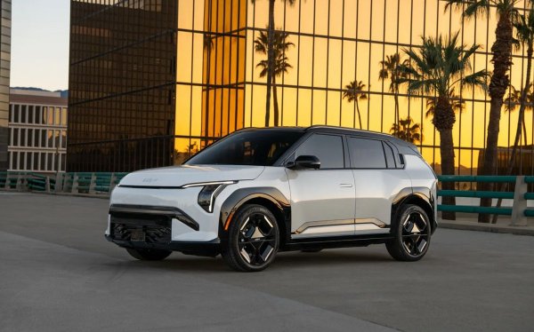 Kia EV3 е най-достъпният електрически кросоувър на марката за американския пазар. Моделът е изграден на платформата E-GMP, но използва по-проста 400-волтова архитектура вместо 800-волтовата архитектура на по-старите версии. Купувачите ще имат избор между две батерии: 58.3 kWh (до 354 км) и 81.4 kWh (до 515 км), както и версии с предно предаване и задвижване на всички колела. Колата ще поддържа бързо зареждане до 80% за 30 минути. 