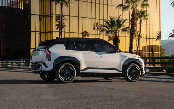 Базовото ниво на оборудване Light е с изключително малка батерия и преден електрически мотор с капацитет 201 к.с. После идват версиите Wind, Land, GT-Line, които разполагат с батерия с увеличен капацитет, а обявената мощност е 261 к.с.