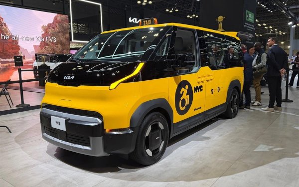 Kia PV5 WAV Concept е електрически шатъл-бус, предназначен за транспортирането на хора с увреждания. Проектът е разработен съвместно с компанията BraunAbility и първоначално е замислен като решение за таксиметрови и транспортни услуги.