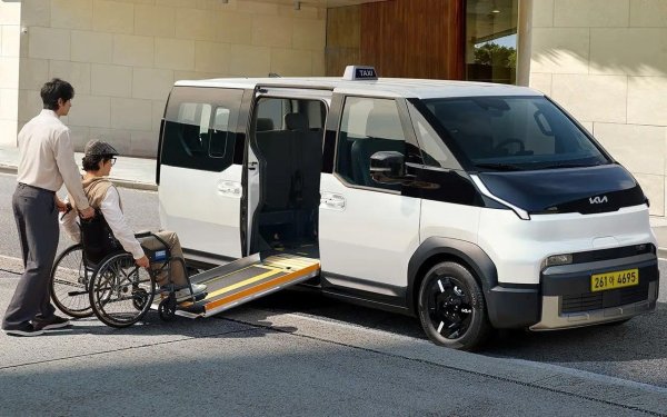 Основната характеристика е задната част на каросерията с прибираща се рампа и система за монтаж на инвалидна количка. Ниският праг и добре обмислена геометрия на входа имат за цел да улеснят качването на пътници с ограничена подвижност.