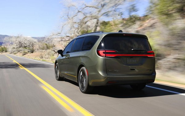 Новият преден панел с LED оптика и осветление не е наличен във всички версии, затова автомобили с различни дизайни ще се продават едновременно. Интериорът, архитектурата и ергономията са останали същите, но има и някои иновации - допълнителни асистенти за водача, обновени мултимедийни системи и разширени възможности за пътници отзад.