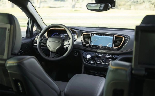 Въпреки това, силните страни на модела не са изчезнали. Pacifica все още предлага система за сгъване на пода Stow'n Go и задвижване на всички колела. Под капака има атмосферен V6 3.6 (287 к.с. и 355 Нм).