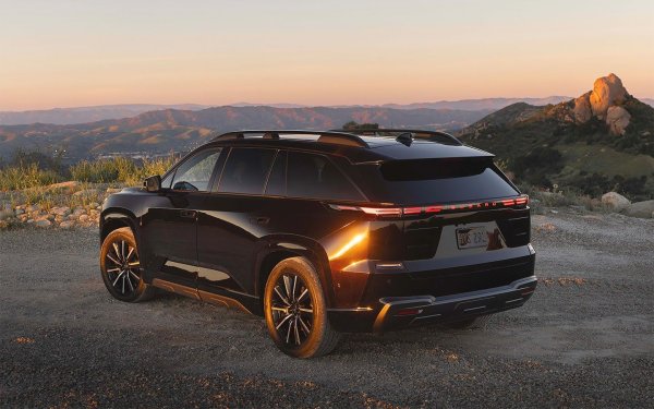 Батерията с капацитет 95.8 kWh осигурява над 480 км пробег. По-късно ще се появи версия с по-малка батерия. Основата включва задвижване на всички колела, просвет от 211 мм и режим X за движение извън пътя.

Кросоувърът поддържа стандарта NACS, който отваря достъп до мрежата за бързо зареждане на Tesla. Зареждането от 10 до 80% отнема около 30 минути. 
