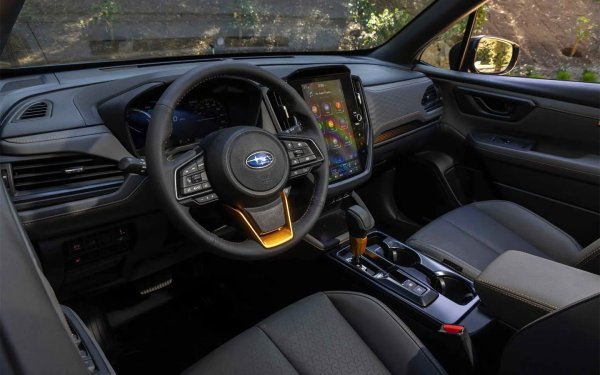 Вътре има познатата архитектура, позната на феновете на японската марка, с 11.6-инчов екран и дигитално табло. Интериорът е използван от устойчиви материали, които са лесни за почистване.