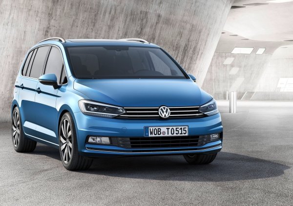 Няма какво да не харесвате в динамичния седемместен VW Touran. Това е просторен, изискан и елегантен универсален автомобил с елегантен и практичен интериор. Като начало, вторият ред се състои от три отделни седалки, което прави възможно превозването на три детски седалки една до друга, като всички тези столове се плъзгат и сгъват независимо един от друг. Когато третият ред е прибран, багажникът също е огромен. Проблемите с надеждността обаче го класират по-назад.
