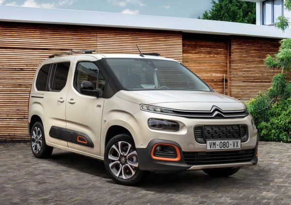 Заложете на версията XL със седем места и никой няма да се почувства притеснен от липса на място. Моделът се предлага в различни форми през годините и всички те бяха квадратни, просторни и сравнително евтини за закупуване и поддръжка. Последното поколение е по-изтънчено и луксозно.
