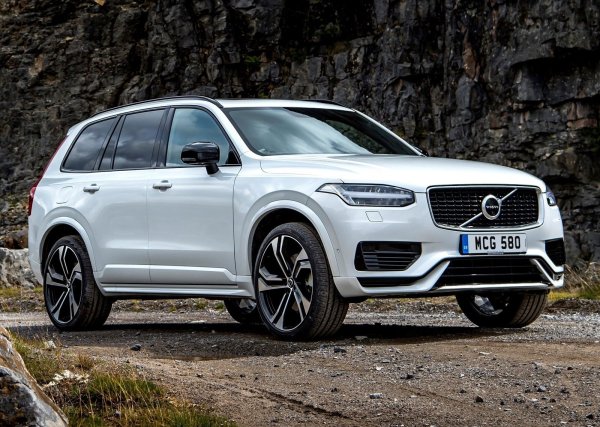 Volvo XC90 е луксозен SUV, който е практичен, предлага се с много технологии за безопасност и има интериор, който изглежда чудесно. Освен това е удобно и просторно, с много място за седем души. Няма голямо значение коя версия ще изберете, защото всички нива на оборудване са много добре оборудвани. И можете да вземете кола от началото на 2015 г. или 2016 г. за по-малко от половината от цената на нова.
