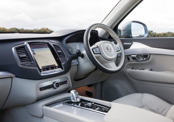 Силни страни: интериор от много висок клас; голям багажник; отлично оборудване.

Слабости: леко нестабилно поведение на пътя; шум от пътя и от окачването; средна надеждност.
