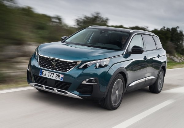 Седемместният Peugeot 5008 печели победата, като изпреварва всички MPV автомобили и дори някои премиум SUV. Защо? Е, като за начало той е стилен, практичен и приятен за шофиране. &bdquo;Здравият&ldquo; външен вид покрива интериор, който е впечатляващо гъвкав и ще побере седем души напълно комфортно. 

Освен това има гама от мощни двигатели, от които да избирате. Той е добре оборудван във всички комплектации и вози, а и се управлява изненадващо добре. Като цяло това е страхотна кола на добра цена.
