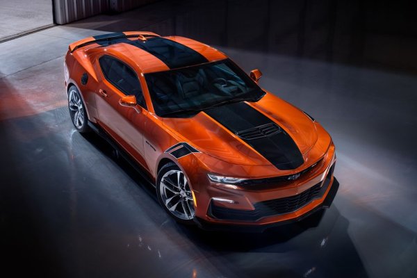 Цена: $44,000
Шестото поколение на Camaro съвестно изпълнява ролята на "мускулестата кола" в гамата на Chevrolet вече почти десетилетие. Критиците харесват добре настроеното шаси (голяма разлика в сравнение с предишните поколения) и големия избор от отлични двигатели. През 2024 обаче тази кола слиза от конвейера и по всичко личи, че Chevrolet няма да предложи неин наследник. 
