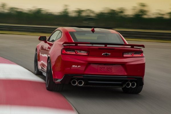 Цена: $69,995
Ако дори Camaro SS не задоволява жаждата ви за конски сили и за светкавично унищожаване на задни гуми, винаги можете да изберете ZL1. Той използва същия чудовищен V8 с 650 коня, който задвижваше предишния Corvette. С допълнителния пакет 1LE тази кола е една от най-добрите пистарки, правени някога от концерна General Motors. 