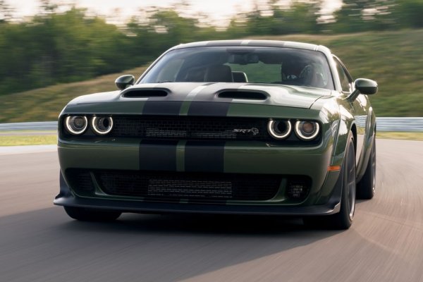 Цена: $69,895
Есенцията на съвременния muscle car. SRT Hellcat има брутален дизайн и не по-малко брутален двигател, който с помощта на компресор произвежда над 700 конски сили.
