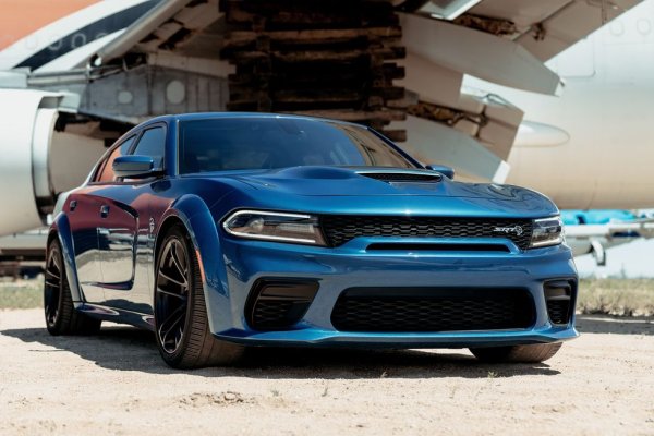 Цена: $81,595
Тук се монтира същият огнедишащ V8 като в Challenger Hellcar, но с две врати повече - може би за да даде възможност на пътниците ви да скочат в движение, ако се увлечете с шофирането. Семейна кола, която може да бъде и драстер - какво по-хубаво от това?
